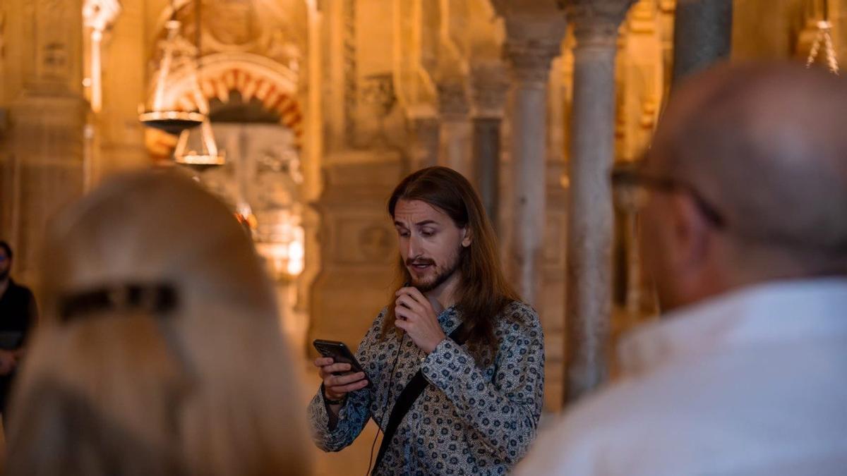 Cosmopoética recrea para personas con discapacidad visual la posible visita de Borges a la Mezquita-Catedral de Córdoba. 