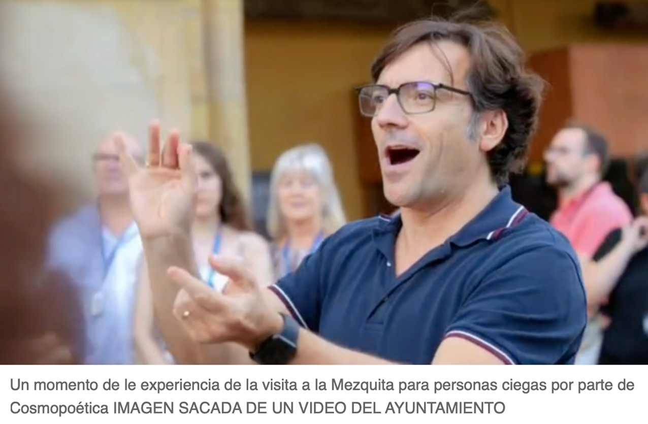 Un momento de le experiencia de la visita a la Mezquita para personas ciegas por parte de Cosmopoética IMAGEN SACADA DE UN VIDEO DEL AYUNTAMIENTO