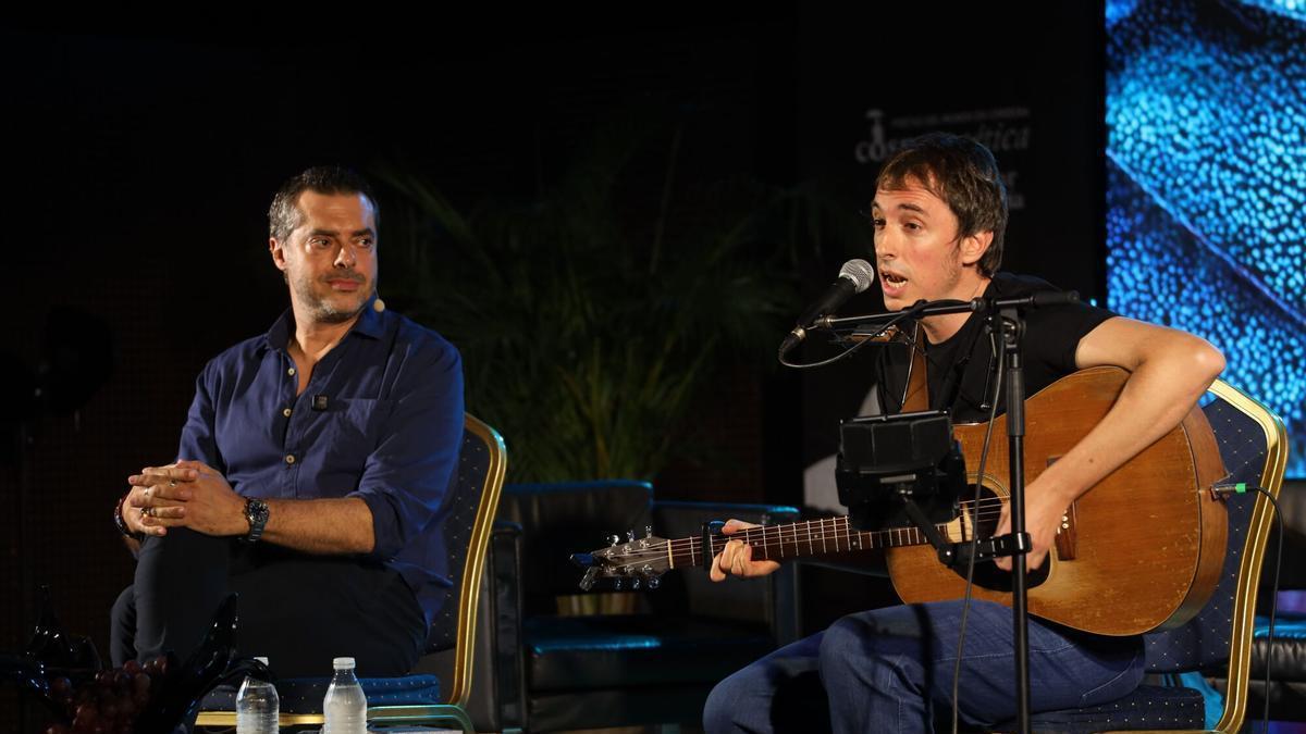Joaquín Pérez Azaústre y Alberto Ballesteros, en `'Noches del laberinto', en la Sala Orive.